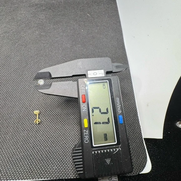 REAL 18K SAUDI GOLD MOISSANITE STUD EARRINGS - Picture 5 of 6